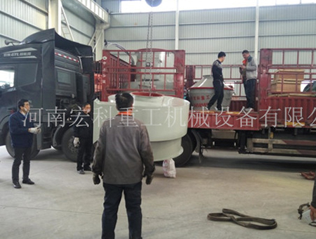 發往云南4R3016雷蒙磨粉機裝貨現場（2017.2.19）